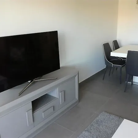 With 4 Bedrooms In Fuengirola, With Wonderful Sea View, Pool アパート ミハス